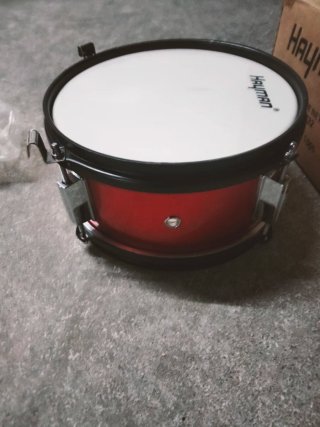 Tambor Hayman con baquetas Vic Firth