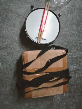 Tambor Hayman con baquetas Vic Firth