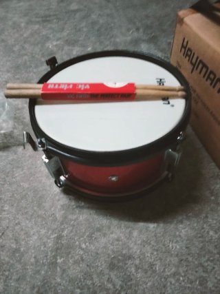 Tambor Hayman con baquetas Vic Firth