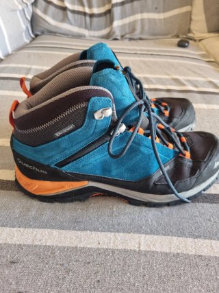 Botas de montaña Quechua azules y naranjas