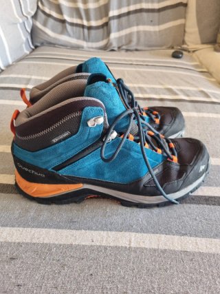 Botas de montaña Quechua azules y naranjas