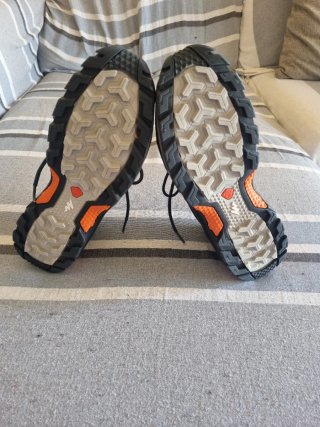 Botas de montaña Quechua azules y naranjas