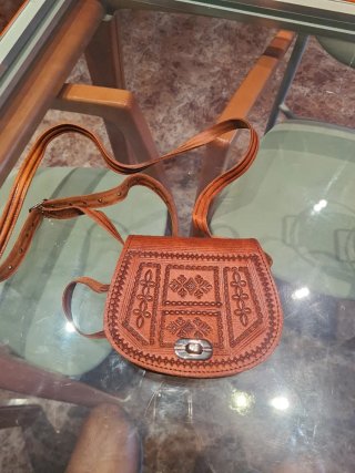 Bolso de cuero artesanal con grabado
