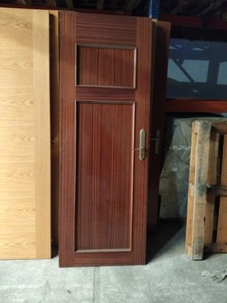 Puerta de madera oscura con marco
