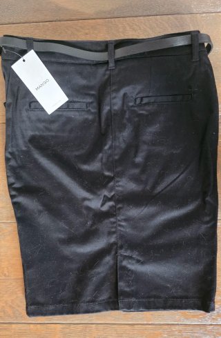 Falda midi Mango negra entallada. Sin estrenar.