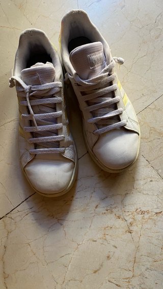 Zapatillas Adidas Blancas y plateadas
