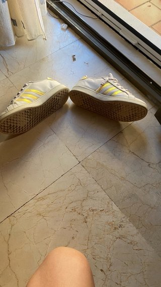 Zapatillas Adidas Blancas y plateadas