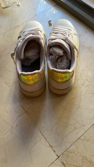 Zapatillas Adidas Blancas y plateadas