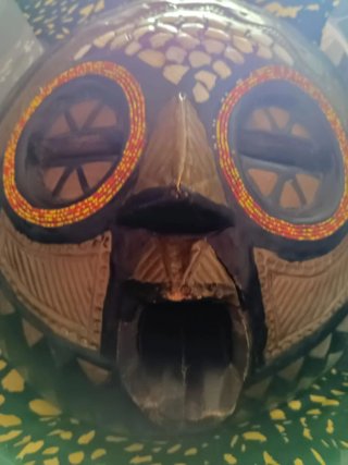 Maschera africana in legno decorata
