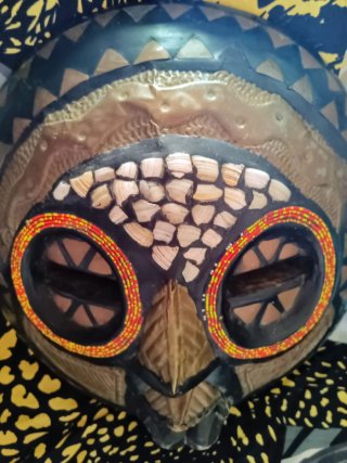 Maschera africana in legno decorata