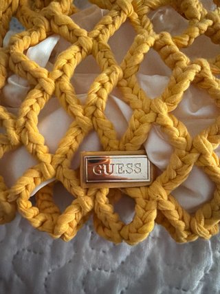 Bolso de mano Guess amarillo