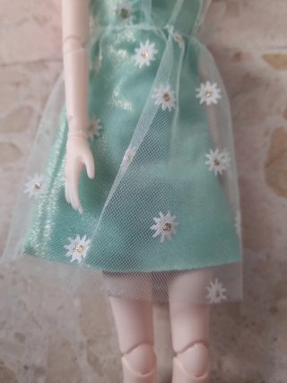Bambola stile manga con capelli rosa