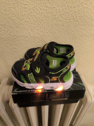Sandalias Skechers Niños Luces Dinosaurio. Talla25
