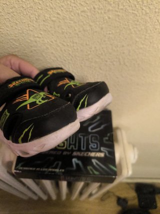 Sandalias Skechers Niños Luces Dinosaurio. Talla25