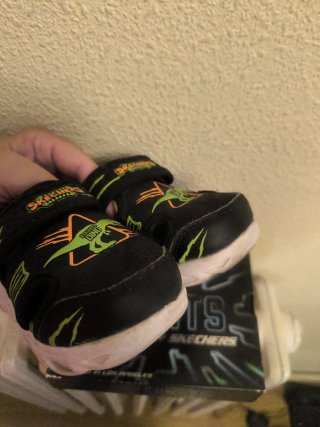 Sandalias Skechers Niños Luces Dinosaurio. Talla25