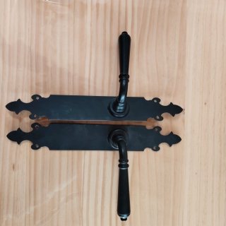 Manivelas de puerta negras
