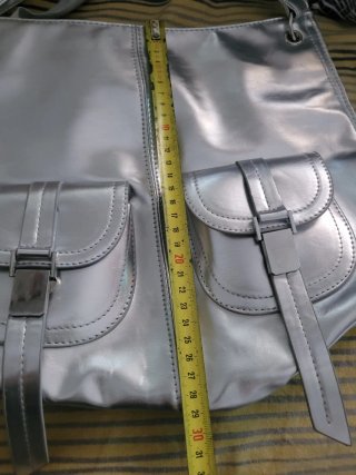 Bolso plateado con bolsillos