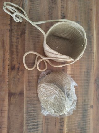 Fioriere sospese in tessuto beige.