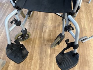 Silla de ruedas manual de la marca Ayudas Dinámica