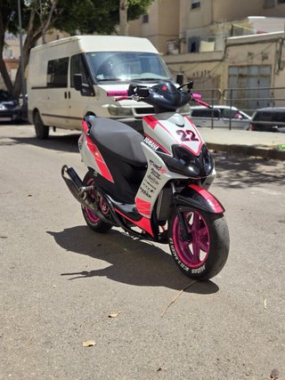 Ciclomotor Scooter Rosa y Blanco
