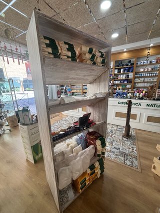 Estantería de madera gris con ruedas
