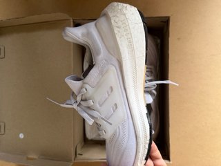 Adidas UltraBoost Light 41 1/3 Performance