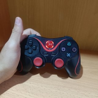 Mando PS3 inalámbrico negro y rojo