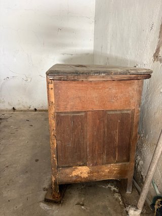 Baúl antiguo de madera con detalles pintados