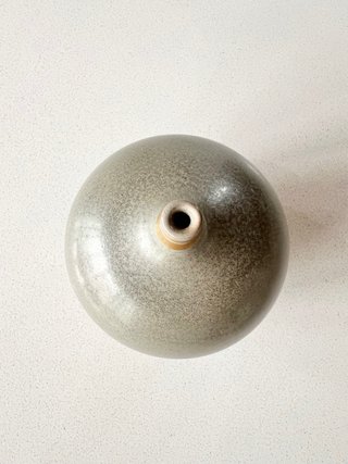 Jarrón Serra vintage gris con detalles dorados