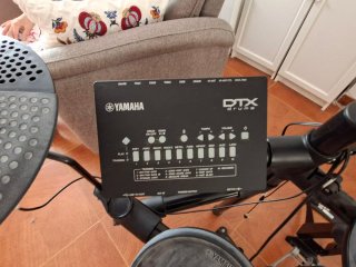 Batería Electrónica Yamaha + Amplificador Roland