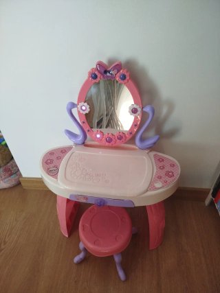Tocador infantil rosa con taburete