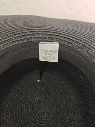 Sombrero de paja negro con cinta blanca