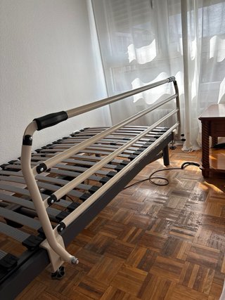 Cama articulada con barandilla
