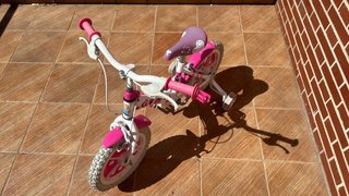 Bicicleta Barbie rosa y blanca con ruedines
