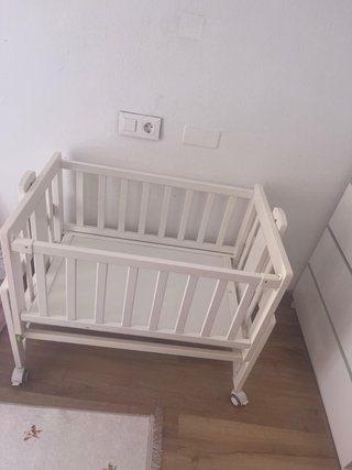 Minicuna blanca con colchón rosa