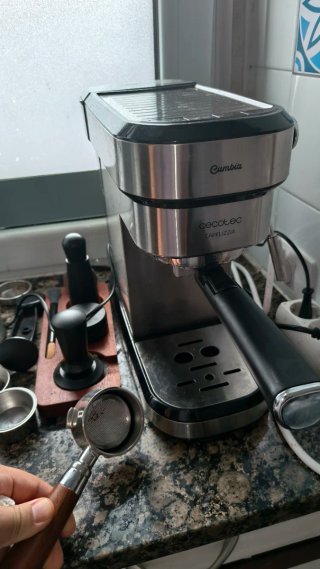 Cafetera Cecotec Cumbia Cafelizzia + Kit Barista