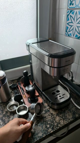 Cafetera Cecotec Cumbia Cafelizzia + Kit Barista