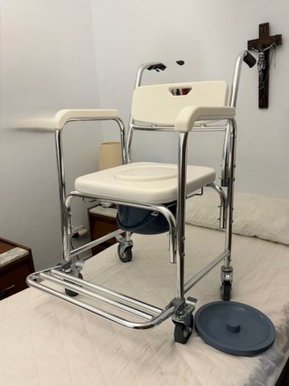 Cama articulada con colchón y sillas