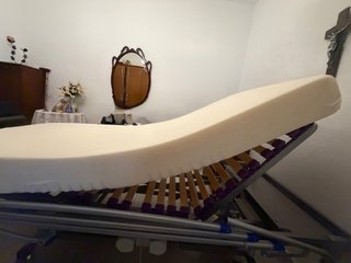 Cama articulada con colchón y sillas