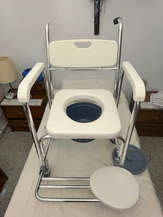 Cama articulada con colchón y sillas