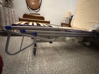 Cama articulada con colchón y sillas