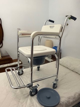 Cama articulada con colchón y sillas