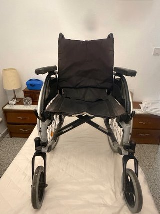 Cama articulada con colchón y sillas