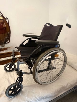 Cama articulada con colchón y sillas