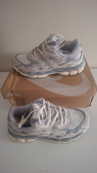 Asics Gel NYC grises y blancas