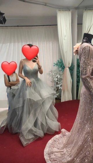 Vestido de fiesta plateado con brillos