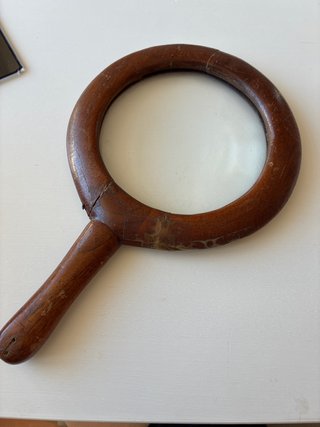 Lupa de madera antigua