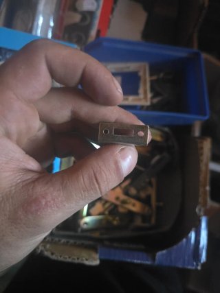 Pestillos metálicos dorados