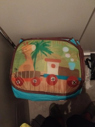 Parque de bolas infantil con diseño de tren