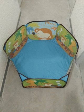 Parque de bolas infantil con diseño de tren